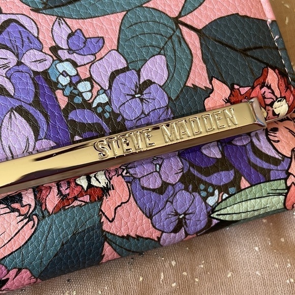 Brand New Steve Madden Pink Floral Print Box Logo Bar Silver Tone Trifold Wallet - Picture 2 of 14
